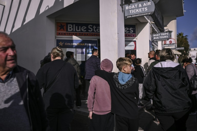 File d'attente pour acheter des tickets de ferry pour quitter l'île Santorin à la suite de séismes, le 4 février 2025 en Grèce ( AFP / Aris MESSINIS )