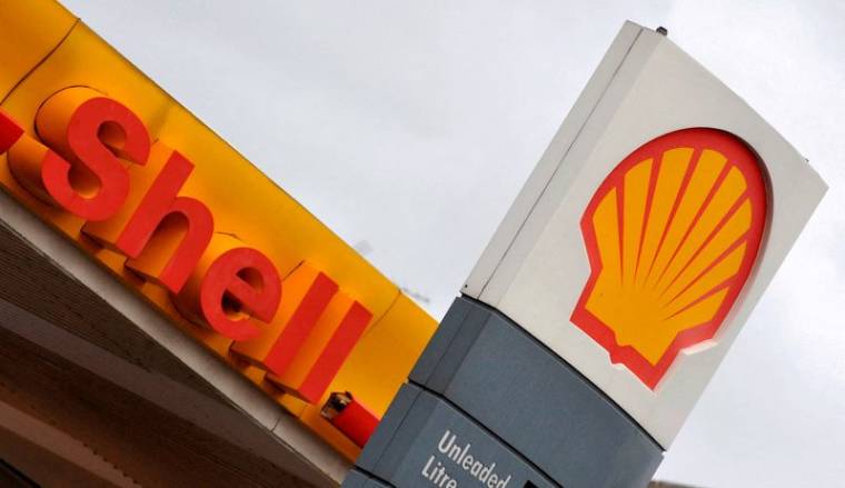 Le logo de Royal Dutch Shell est visible dans une station-service Shell à Londres