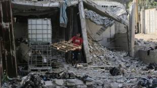 Un jeune palestinien fouille les débris après un bombardement israélien le 22 mai 2024 à Al-Zawaida, à Gaza, dans les Territoires palestiniens ( AFP / Bashar TALEB )