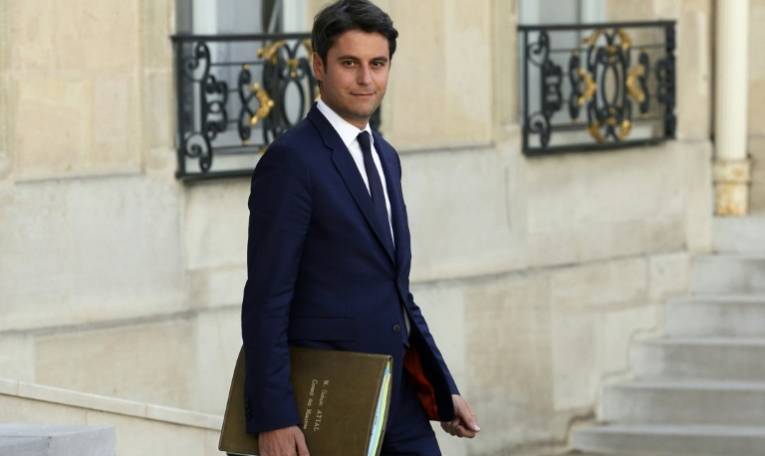 Le Premier ministre Gabriel Attal quitte le palais de l'Elysée après la réunion hebdomadaire du cabinet à Paris, le 15 mai 2024 ( AFP / Geoffroy VAN DER HASSELT )