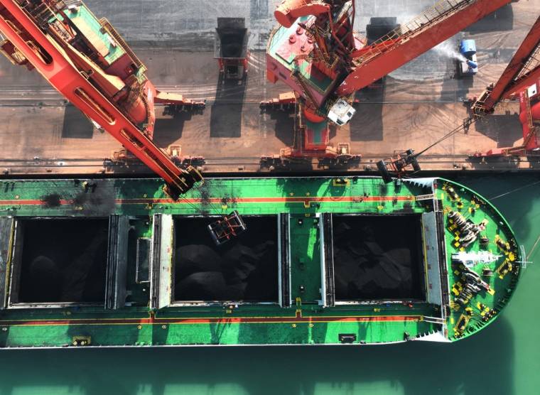 Du charbon déchargé d'un navire au terminal charbonnier du port de Lianyungang, dans la province orientale du Jiangsu en Chine, le 5 décembre 2023. ( AFP / STR )