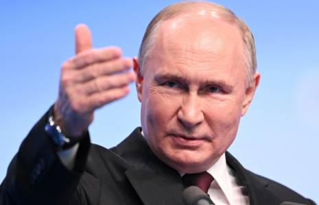 Le président russe Vladimir Poutine, réélu, lors d'une rencontre avec les médias à Moscou, le 18 mars 2024 ( POOL / NATALIA KOLESNIKOVA    )
