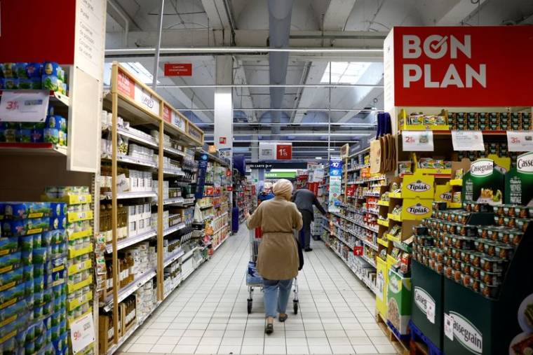 Des clients dans un supermarché Carrefour à Montesson près de Paris