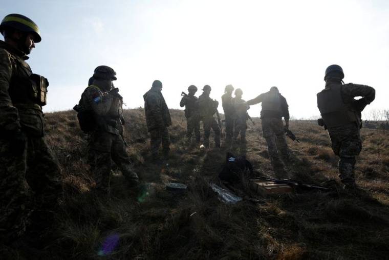 Des soldats font des manoeuvres près de Kreminna, Ukraine