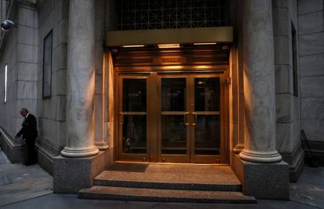 Photo de l'entrée de Wall Street à la Bourse de New York (NYSE)
