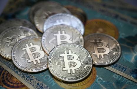 Le bitcoin est devenu la plus importante cryptomonnaie par la capitalisation ( AFP / Ozan KOSE )