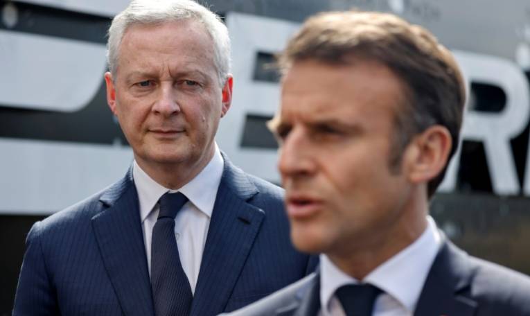 Le président Emmanuel Macron (d) et le ministre de l'Economie Bruno Le Maire en déplacement à Bergerac, le 11 avril 2024 en Dordogne ( POOL / Ludovic MARIN )