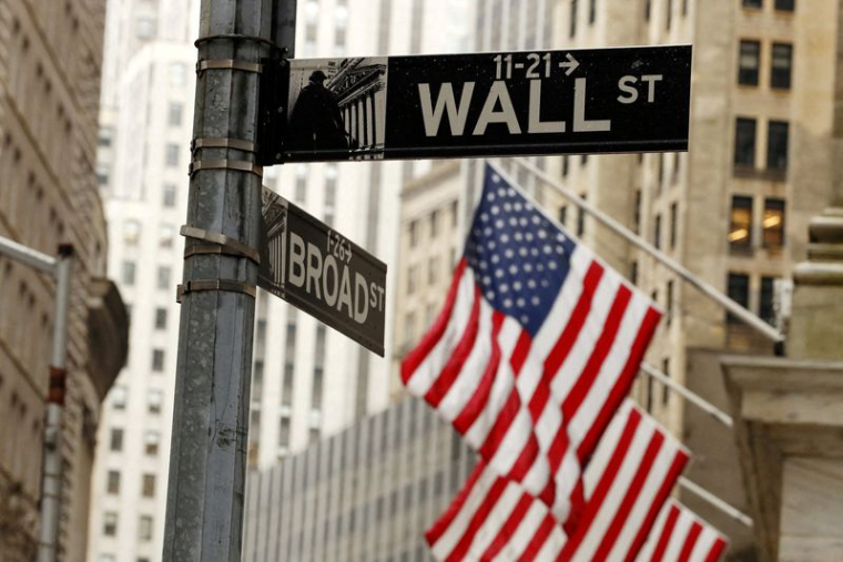 Des drapeaux américains sont visibles devant la Bourse de New York