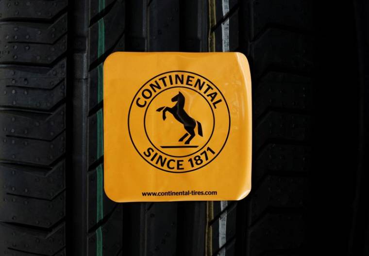 Un autocollant portant le logo de Continental est photographié à Bourbriac