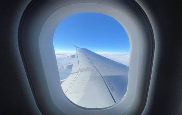 Vue depuis l'intérieur d'un Airbus A319 lors d'un vol de Londres à Varsovie