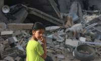 Une jeune Palestinienne dans les décombres d'un bâtiment détruit par un bombardement israélien à Rafah, dans le sud de la bande de Gaza, le 25 avril 2024 ( AFP / MOHAMMED ABED )