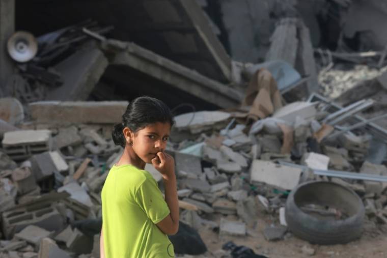 Une jeune Palestinienne dans les décombres d'un bâtiment détruit par un bombardement israélien à Rafah, dans le sud de la bande de Gaza, le 25 avril 2024 ( AFP / MOHAMMED ABED )