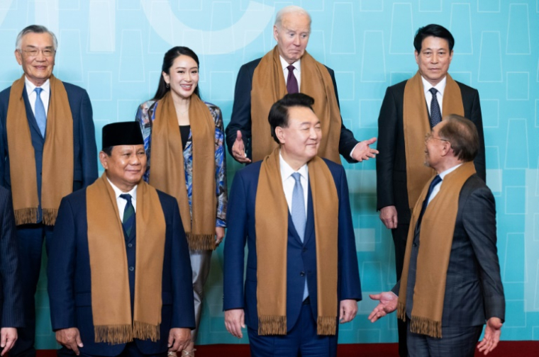 Le président américain Joe Biden (en haut au centre) s'entretient avec le Premier ministre malaisien Anwar Ibrahim (en bas à droite) et d'autres dirigeants lors d'une photo de "famille" au sommet des dirigeants de la Coopération économique Asie-Pacifique (APEC) à Lima, au Pérou, le 16 novembre 2024. ( AFP / SAUL LOEB )