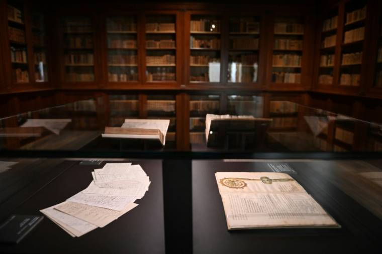 Des livres et documents anciens à la  bibliothèque-musée Inguimbertine, dans l'ancien hôtel-Dieu de Carpentras, le 19 avril 2024 dans le Vaucluse ( AFP / Sylvain THOMAS )