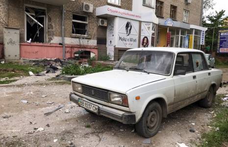 Une voiture et un immeuble endommagés à Luhansk