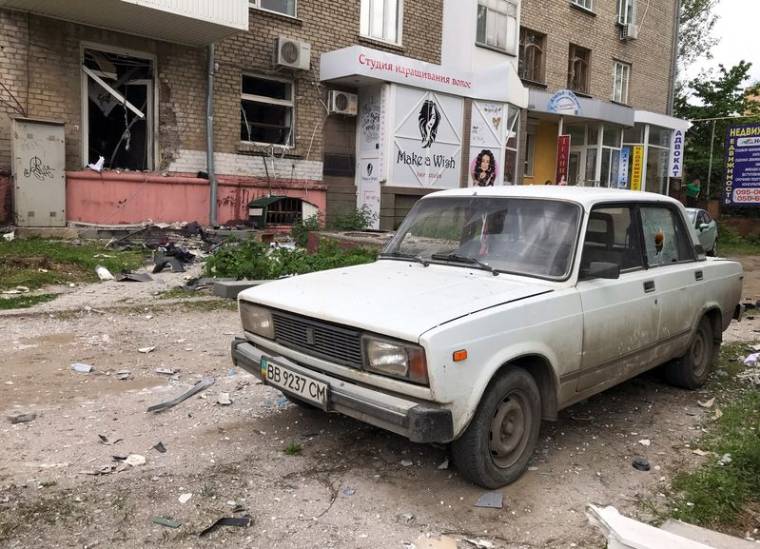 Une voiture et un immeuble endommagés à Luhansk