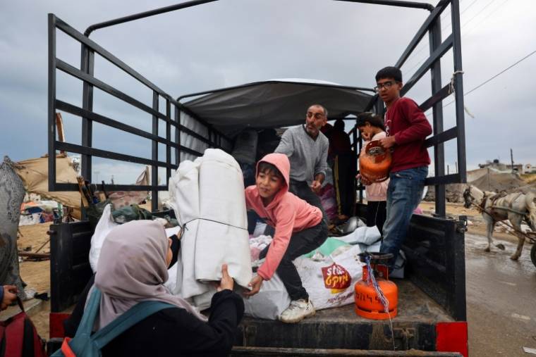 Des Palestiniens mettent leurs affaires dans une camionnette pour fuir Rafah, dans le sud de la bande de Gaza, le 13 mai 2024 ( AFP / - )