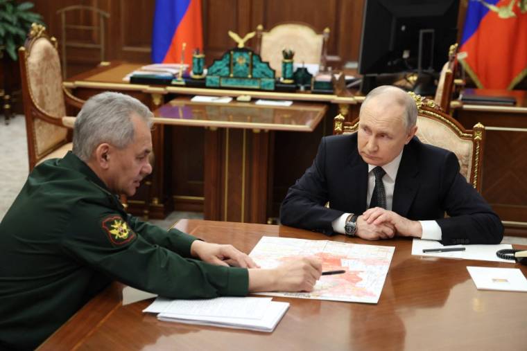 Sergueï Choïgou et Vladimir Poutine à Moscou, en Russie, le 20 février 2024. ( POOL / ALEXANDER KAZAKOV )