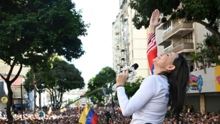 La cheffe de l'opposition vénézuélienne Maria Corina Machado sortie de la clandestinité lors de la manifestation à Caracas le 9 janvier 2025 ( AFP / Federico PARRA )