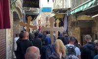 Les chrétiens orthodoxes célèbrent le Vendredi saint à Jérusalem