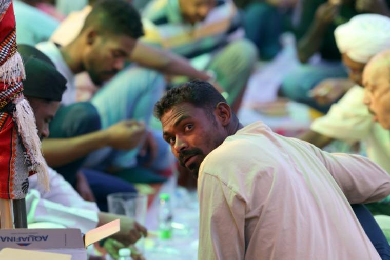 Des Soudanais bloqués, en Arabie saoudite, se retrouvent pour l'iftar collectif, le repas de rupture de jeûne du ramadan, le 27 mars 2024 à Ryad  ( AFP / Fayez Nureldine )