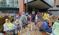 Des supporteurs de Donald Trump attendentde pouvoir entrer dans la salle où se tient le dernier meeting de campagne du candidat républicain à la présidentielle, le 4 novembre 2024 à Grand Rapids, dans le Michigan ( AFP / Issam AHMED )