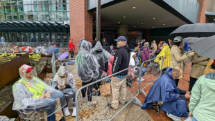 Des supporteurs de Donald Trump attendentde pouvoir entrer dans la salle où se tient le dernier meeting de campagne du candidat républicain à la présidentielle, le 4 novembre 2024 à Grand Rapids, dans le Michigan ( AFP / Issam AHMED )