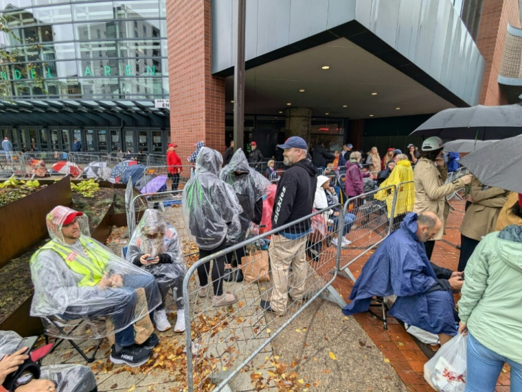 Des supporteurs de Donald Trump attendentde pouvoir entrer dans la salle où se tient le dernier meeting de campagne du candidat républicain à la présidentielle, le 4 novembre 2024 à Grand Rapids, dans le Michigan ( AFP / Issam AHMED )