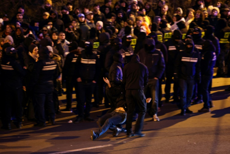 Un manifestant est interpellé par des policiers lors d'un rassemblement contre le gouvernement, le 2 février 2025 à Tbilissi  ( AFP / Giorgi ARJEVANIDZE )