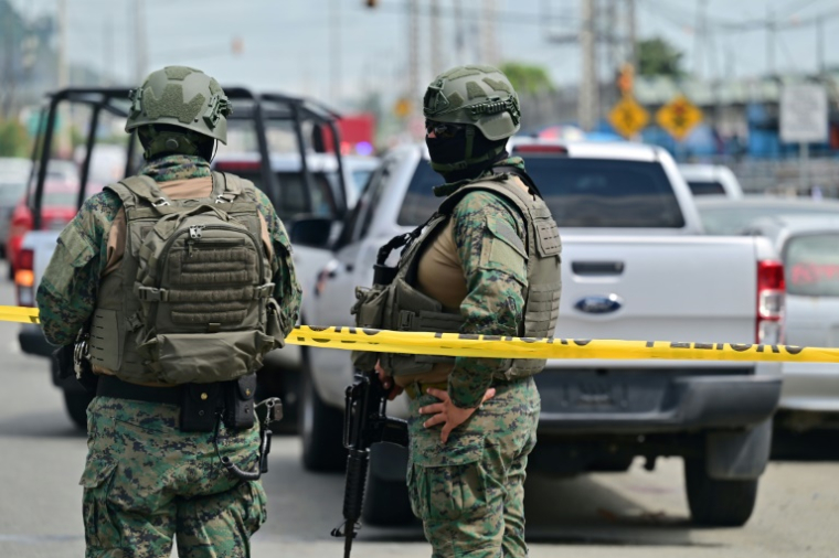 Des militaires gardent la camionnette dans laquelle un colonel des forces armées équatoriennes a été abattu à Guayaquil, en Équateur, le 14 février 2025 ( AFP / MARCOS PIN )