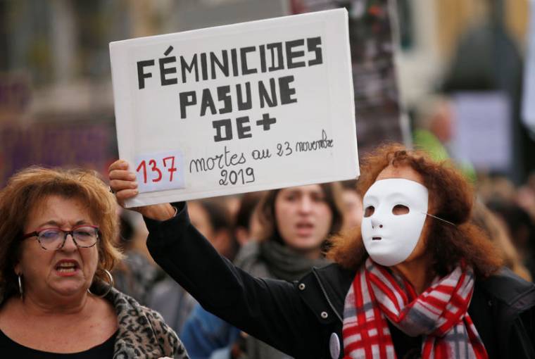 DES MILLIERS DE PERSONNES DÉFILENT CONTRE LES VIOLENCES FAITES AUX FEMMES