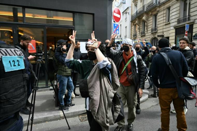 Des manifestants pro-palestiniens escortés par des gendarmes lors de l'évacuation d'un sit-in à Sciences Po Paris, le 3 mai 2024 ( AFP / Miguel MEDINA )