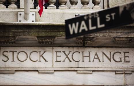 Une plaque de Wall Street accrochée devant la Bourse de New York