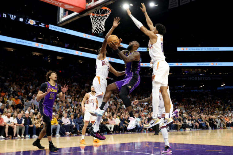 LeBron James (c.) est mis sous pression par Kevin Durant lors du match de NBA entre les Los Angeles Lakers et les Phoenix Suns, à Phoenix, le 28 octobre 2024 ( GETTY IMAGES NORTH AMERICA / Christian Petersen )