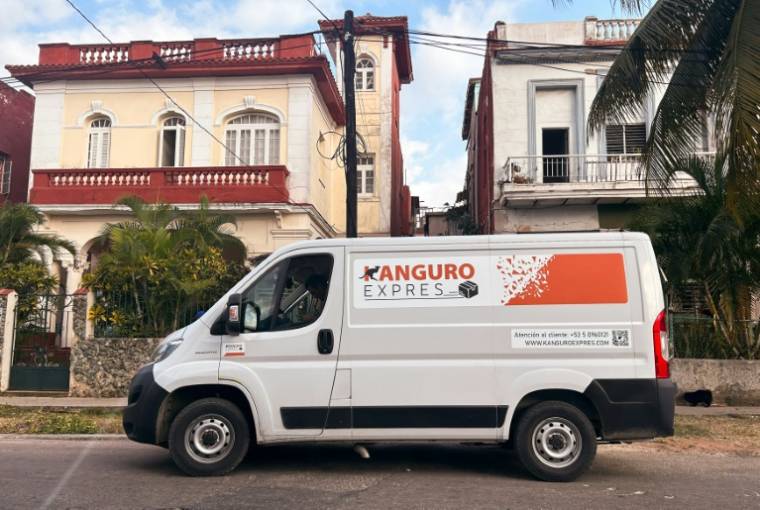 La camionnette d'une société américaine de livraison dans un quartier de La Havane, le 22 mai 2024 à Cuba ( AFP / YAMIL LAGE )