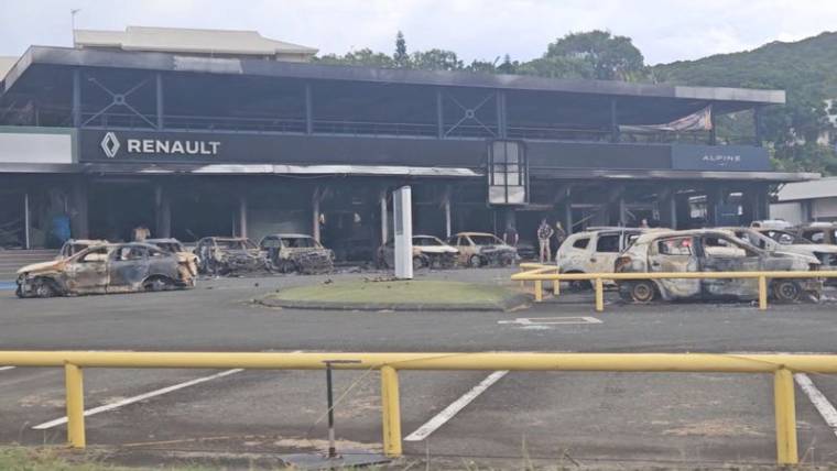 Une vue de voitures brûlées dans un showroom à Nouméa