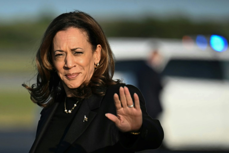 La vice-présidente américaine Kamala Harris, candidate à la présidentielle, à son arrivée à l'aéroport de Philadelphie, le 9 septembre 2024 en Pennsylvanie ( AFP / Jim WATSON )