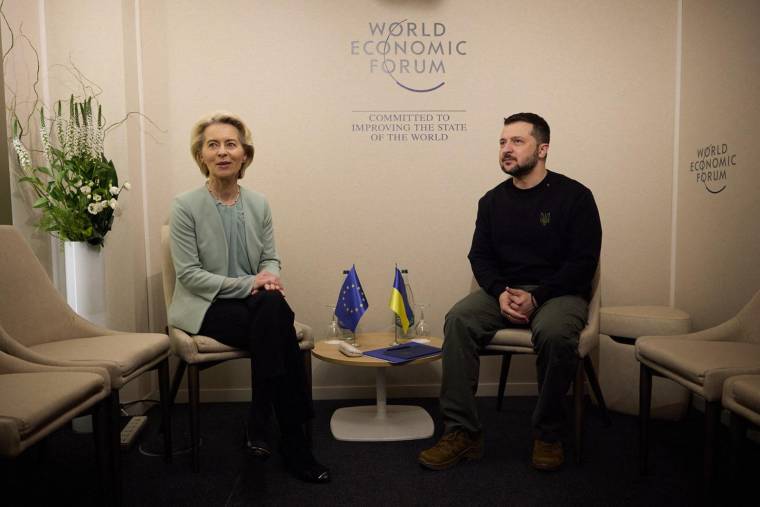 Ursula von der Leyen aux côtés du président ukrainien Volodymyr Zelensky à Davos le 16 janvier 2024. ( UKRAINIAN PRESIDENTIAL PRESS SER / HANDOUT )