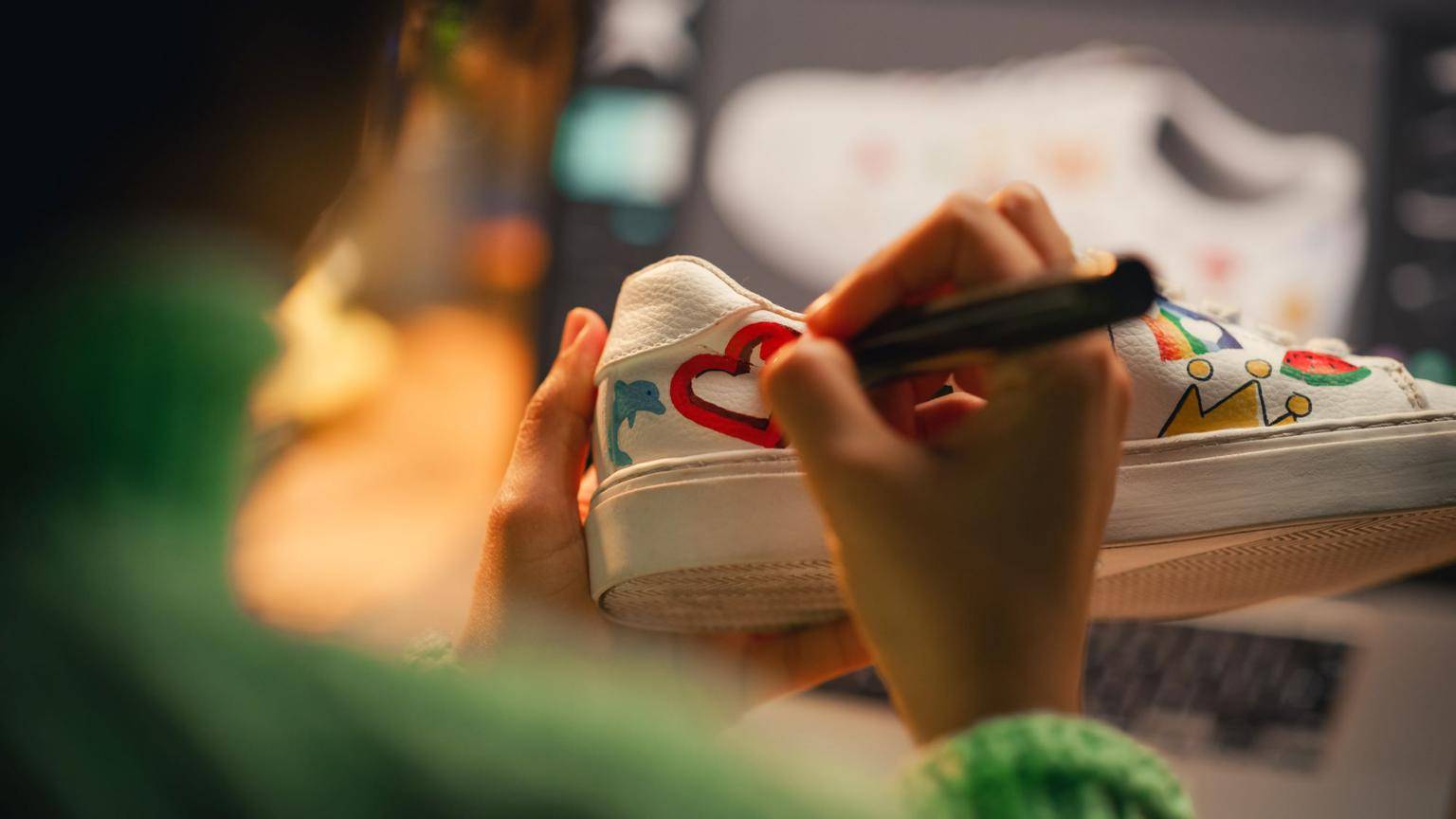 Vous pouvez acheter une paire de sneakers customisée par un artiste ou personnaliser vous-même vos baskets pour les rendre uniques. ( crédit photo : Shutterstock )