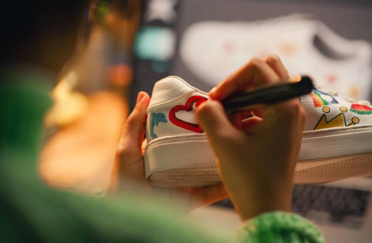 Vous pouvez acheter une paire de sneakers customisée par un artiste ou personnaliser vous-même vos baskets pour les rendre uniques. ( crédit photo : Shutterstock )