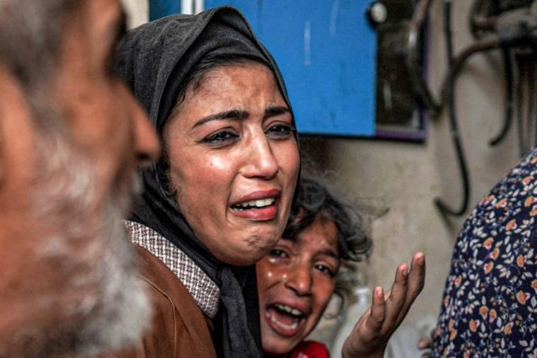 Des Palestiniennes pleurent après un bombardement sur le camp de réfugiés de Nousseirat, dans le centre de la bande de Gaza, le 29 avril 2024 ( AFP / - )