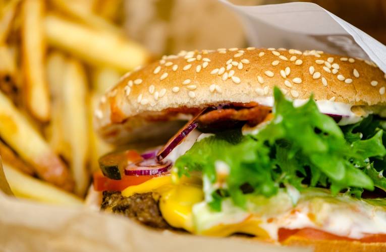 Le hamburger reste le produit le plus plébiscité par les Français dans la restauration rapide. (illustration) (leppäkerttu / Pixabay)