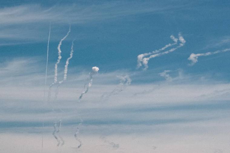 Attaques russes dans le ciel au-dessus de Pylypchatyne, dans l'est de l'Ukraine, le 12 mai 2022. ( AFP / YASUYOSHI CHIBA )