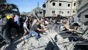 Des secouristes fouillent les décombres laissés par une frappe israélienne dans la banlieue sud de Beyrouth, le 22 octobre 2024 ( AFP / IBRAHIM AMRO )