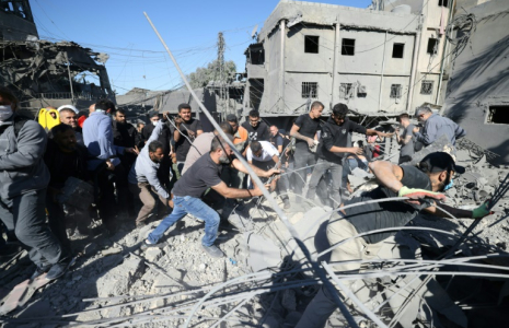 Des secouristes fouillent les décombres laissés par une frappe israélienne dans la banlieue sud de Beyrouth, le 22 octobre 2024 ( AFP / IBRAHIM AMRO )