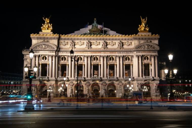 Une photo prise de nuit le 26 avril 2022 montre une vue de l'Opéra Garnier à Paris. ( AFP / - )