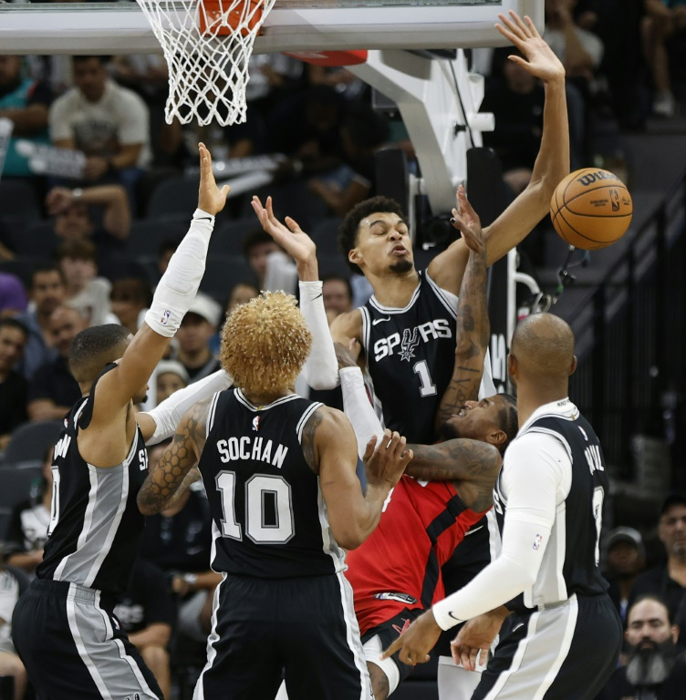 Jalen Green des Houston Rockets est entouré par Victor Wembanyama et d'autres joueurs des San Antonio Spurs, lors d'un match de NBA, à San Antonio, le 28 octobre 2024 ( GETTY IMAGES NORTH AMERICA / Ronald Cortes )