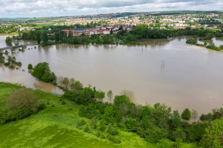 Cette vue aérienne montre les environs de la rivière Nied allemande à Créhange, en Moselle, le 18 mai 2024 ( AFP / Jean-Christophe VERHAEGEN )