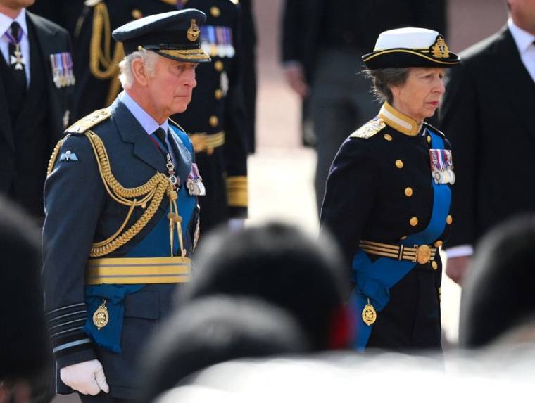 Le roi Charles III de Grande-Bretagne et la princesse Anne marchent derrière le cercueil de la reine Elizabeth II lors d'une procession du palais de Buckingham au palais de Westminster, à Londres