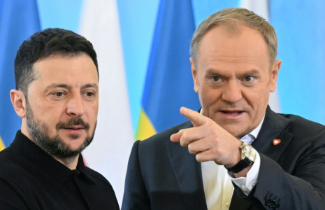 Le président ukrainien Volodymyr Zelensky (à gauche) et le Premier ministre polonais Donald Tusk à Varsovie, le 15 janvier 2025  ( AFP / Sergei GAPON )